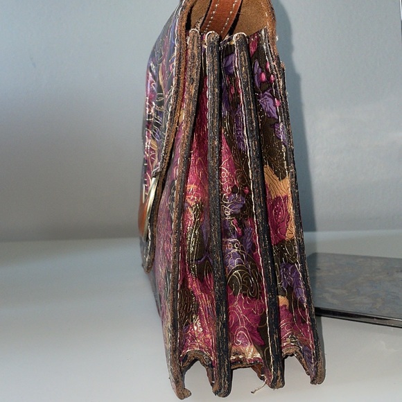 Beautiful Patricia Nash Gold embossed accordion crossbody bag - Picture 2 of 13